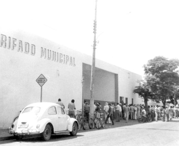 Almoxarifado Municipal - Alguns pessoas ainda identificam este prédio (foto) da rua Minas Gerais como sendo o Almoxarifado Municipal. Foram muitos anos que o departamento funcionou naquele local. Mas, o almoxarifado mudou há muito tempo para as proximidades da Estação. No local onde era o almoxarifado funciona hoje um centro administrativo com a cozinha piloto e alguns departamentos da Prefeitura.