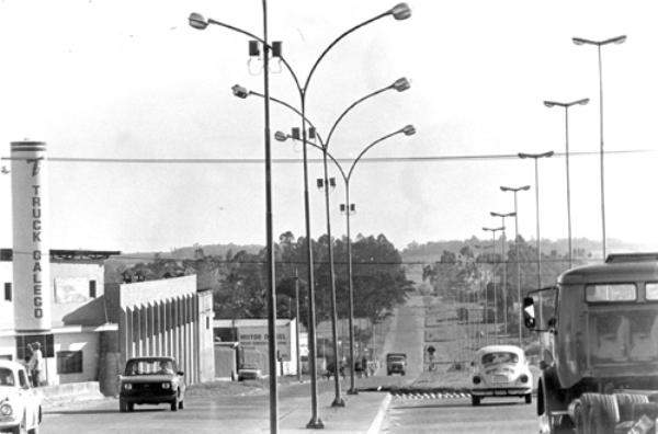 Avenida do Pozzobon - A conhecida Avenida do Pozzobon (Emilio Arroyo Hernandes) hoje disputada por lojas de todo tipo de comércio, nem sempre foi assim. Nesta foto dos anos 80  dá para a gente avaliar o quanto cresceu aquele setor da cidade. A foto mostra a fachada da indústria Truck Galego e as iluminárias instaladas na época. Hoje aquele local foi invadido pelo progresso da cidade. 