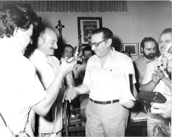 Visita do Secretário - O secretário do Interior do governo de Franco Montoro, engenheiro Chopim Tavares de Lima (ele era irmão do Padre Donizete, de Tambaú) visitou vários veses Votuporanga. Nesta foto ele era recebido pelo então prefeito Mário Pozzobon. Aparece na direita o então vice-prefeito Rames Cury. Ao fundo o deputado e hoje recém eleito senador Aloysio Nunes Ferreira Filho. A foto é do arquivo do jornal.Avenida do Pozzobon