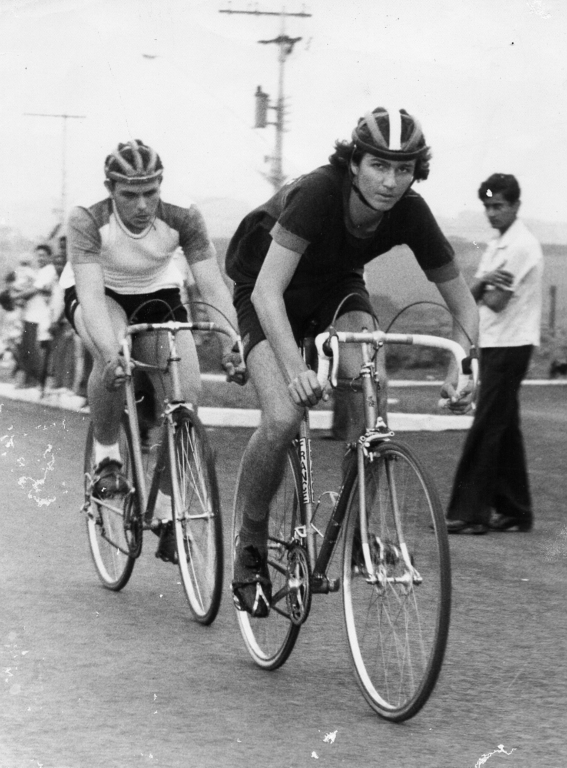 Um momento histórico: Saturnino Garcia, uma fera do ciclismo votuporanguense, recebia a bandeirada de chegada, na Prova Ciclística que marcou a inauguração do asfalto da avenida João Gonçalves Leite (av. do Assary), nos anos 70. Saturnino (na foto à frente) coleciona troféus e medalhas pelas suas grandes conquistas no esporte de duas rodas. Na modalidade de ciclismo ele fez história defendendo as cores de Votuporanga. O destaque de hoje não é por acaso: é que na última sexta-feira, dia 28, ele comemorou o seu aniversário natalício cercado pelo carinho da esposa Márcia e filhos. Parabéns, campeão!