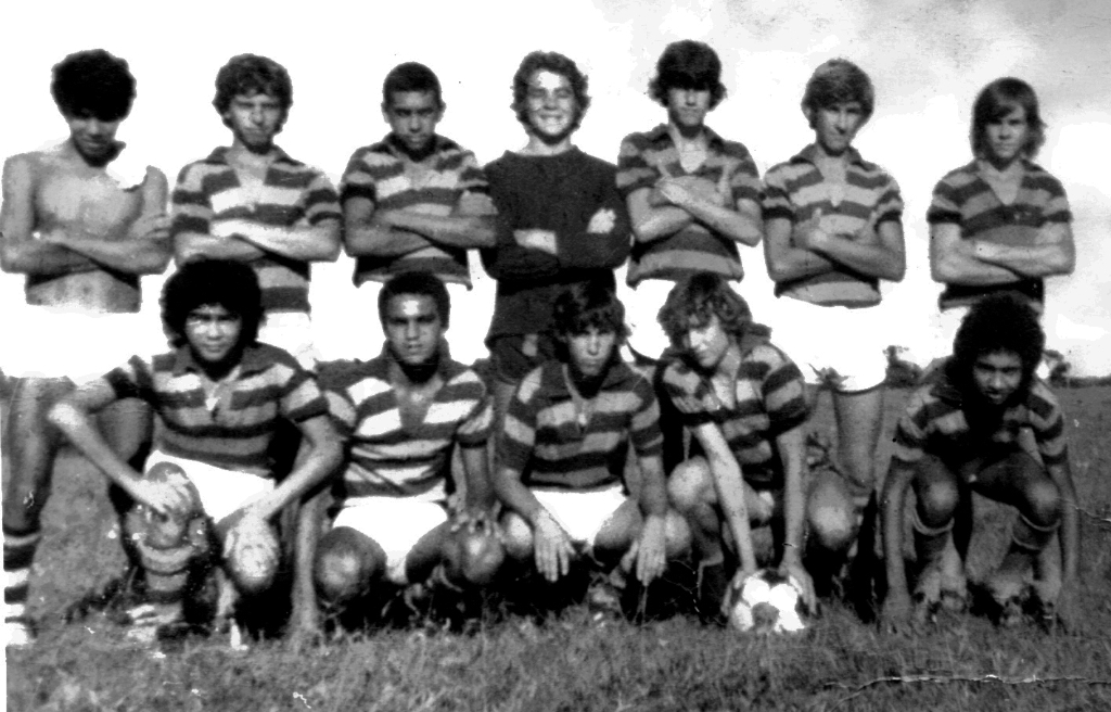 Esta foto é de 1978 e apresenta perfilada e pronta para mais uma das suas apresentações a boa equipe do Paulistinha da Vila América. Contam que esse time era respeitado como “bicho-papão” no campo do amadorismo. Da esquerda para direita: Mário (Técnico), Wilson, Divino, Chicãozinho, Marcão, Zé Branco e Cascoreba. Agachados: Frederico, Lindolfo, Evaristo, Dirceu e Luizinho.