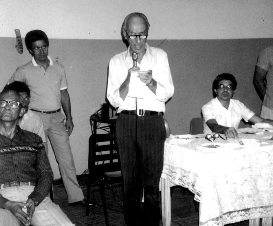 Ativo participante do trabalho da Associação Antialcoólica de Votuporanga, o saudoso prefeito Hernani de Matos Nabuco discursou por ocasião do 4º aniversário da entidade. A cerimônia deu-se na própria sede da Associação Antialcoólica. Ao lado de Nabuco, ouvindo atentamente suas palavras, aparecem na foto, José Sertório à direita e Magalhães. A foto é do arquivo da entidade.