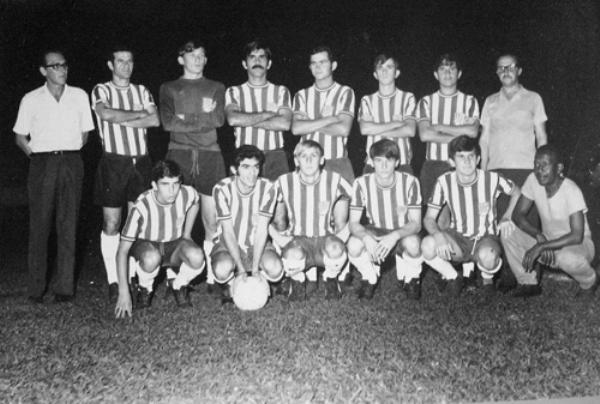 Este é o time amador da Votuporanguense em 1970. Neste jogo o time da foto fez 4 a 3 na equipe da Cesp. O local foi o Estádio Plínio Marin em jogo realizado no dia  07/10/1970. Da esquerda para a direita: Em pé - Belmiro Ferrari (diretor), Leopércio, Zé Branco, João Abbas (Chapa), Devanir, Valtinho, Carlinhos (da horta) e Armando De Rose (presidente da AAV). Agachados - Português, Haroldo, Silvinho, Jair (Burro Branco), Toniquinho e Cido Massagista. Arquivo pessoal de João Abbas. 