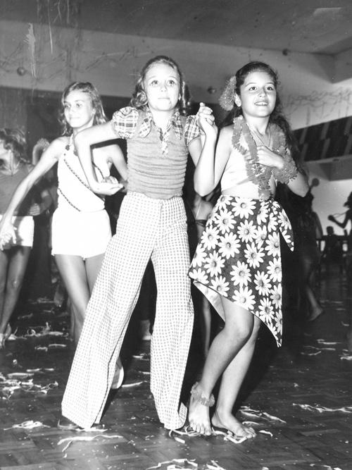 A foto é do ano de 1974. Em primeiro plano as meninas Renata Commar e Laura Ayres demonstram muita animação e puxam para o centro da pista suas coleguinhas . Eram assim as vesperais do Carnaval do Votuporanga Clube naqueles tempos. A partir dos anos 90 mudaram-se os costumes e o tradicional Carnaval de salão de Votuporanga perdeu espaço. A foto é do álbum da família Ayres.