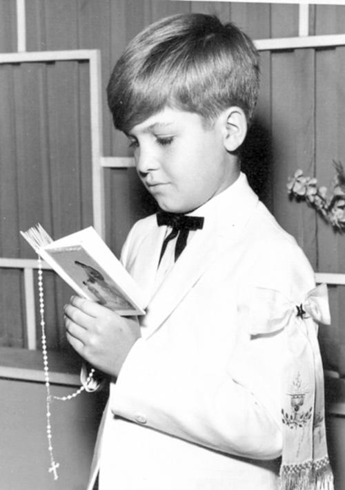 A foto é de 1960.  É o registro da 1ª Comunhão do jovem JOSÉ ROBERTO HERRERO. Naquele tempo, como de costume, antes de receber a comunhão na Igreja, o jovem passava pelo Foto Stúdio, de propriedade de Domingos Olmedo, para a fotografia. Era um momento muito solene onde os jovens se vestiam com elegância para cumprir o sacramento da Igreja. A foto que publicamos é do álbum de Eurides Herrero.