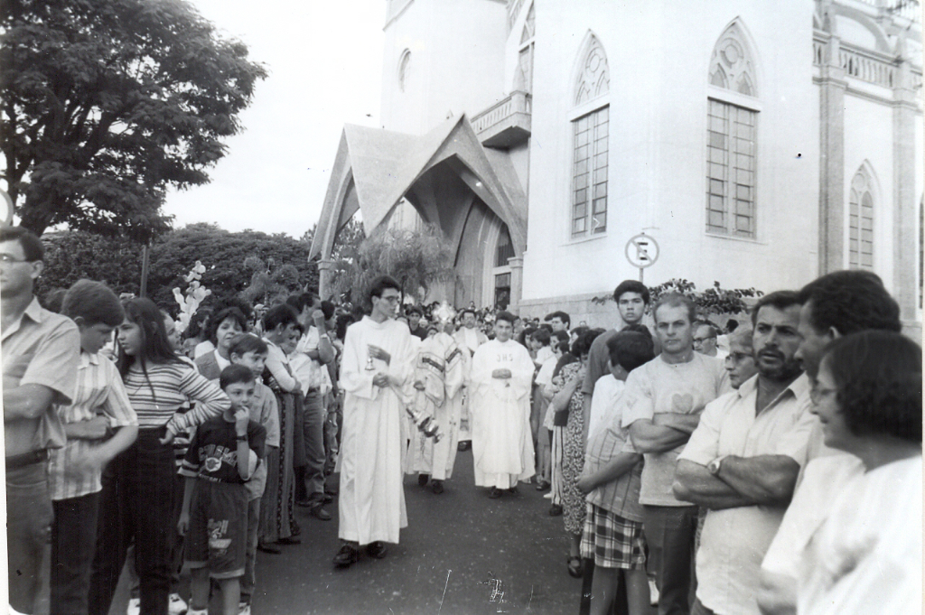 O saudoso padre Edemur Alves e o padre Silvio Roberto (hoje em Rio Preto) aparecem entre os sacerdotes que conduzem a Eucaristia na tradicional procissão de Corpus Cristi, saindo da porta principal da Igreja Matriz. O evento religioso é sempre prestigiado por muitos fiéis e hoje tem como ponto de celebração a Concha Acústica.