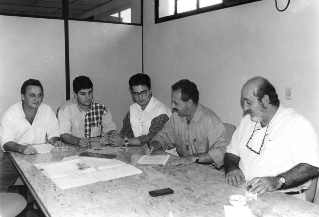 A família Marão, representada pelo Junior, Carlinhos e Ronaldo Sayeg, naquele ato, decidiram pela construção do Edifício Residencial “Nasser Marão” (localizado ao lado do Votuporanga Clube. Na direita aparece o corretor de imóveis Jeová Romano. Na época (anos 80) Votuporanga estava presenciando um surto de crescimento vertical. A  cidade entrava na era dos arranha céus.