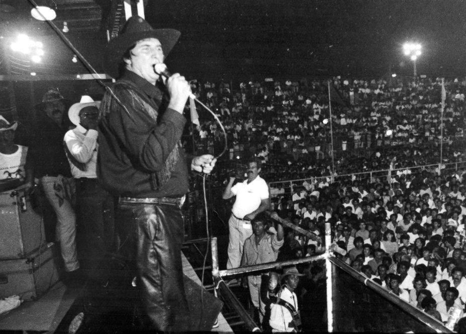 O cantor Sérgio Reis (foto) levou uma multidão no recinto da Exposição Agropecuária e Industrial num dos seus shows nos anos 90. Naquela  época não havia cobrança de ingressos e a festa era bancada pela Prefeitura. O público lotava o recinto todas as noites.