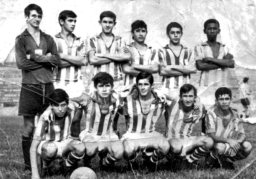 A foto é do ano de 1968. Destaque para o time juvenil da A.A. Votuporanguense que tinha como treinador o Ariovaldo (Jacaré). Desse time alguns se projetaram e chegaram a jogar profissionalmente. De pé, da esquerda para a direita: Amil, Jair Boquinha, Edinho Patinhas, Carlinhos da Horta, Paulo Caçapa e Tareko. Agachados: Português, Toniquinho TC, Bizorrão (in memoriam), Megiani e Luiz Cuia. A foto pertence ao arquivo pessoal do Paulo Caçapa.