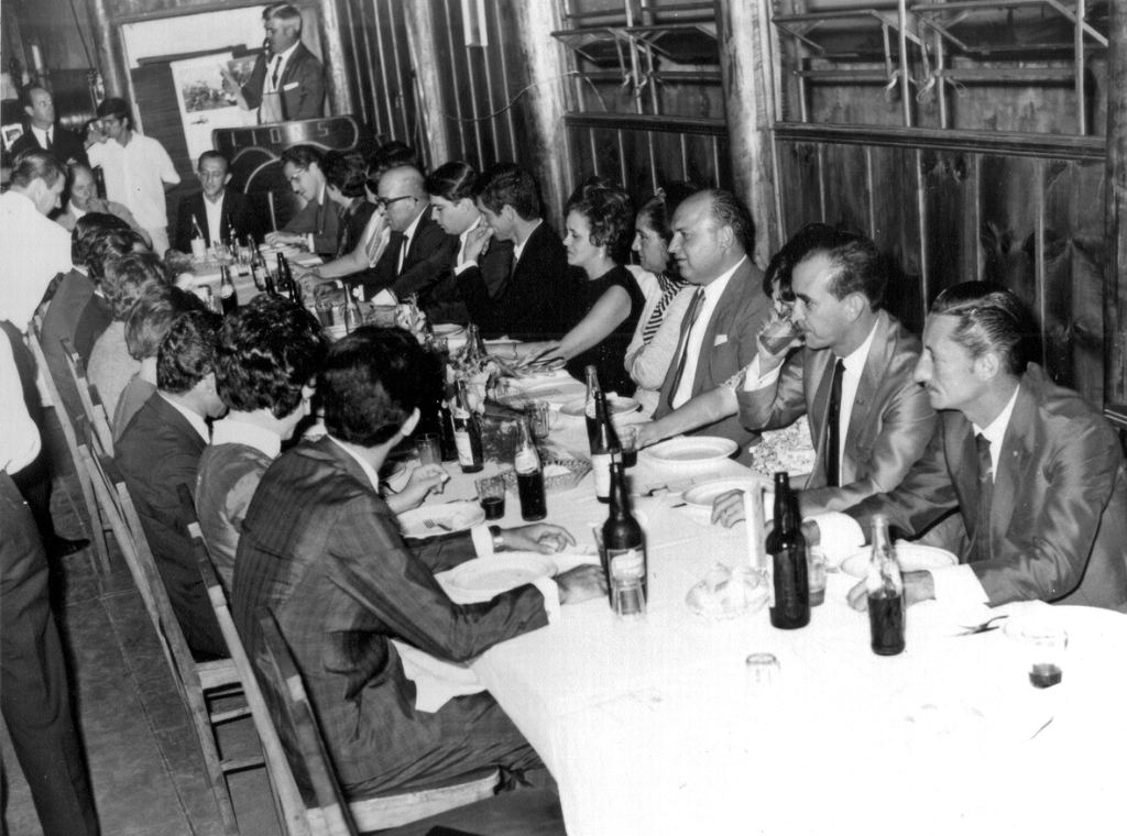 O Lions Clube de Votuporanga foi fundado em 1965 e as suas primeiras reuniões festivas aconteceram no restaurante Ma-rabá. Esta foto apresenta alguns dos seus associados daquela época num jantar festivo. Aparecem de frente, a partir da direita, Mauro Orsi, Joaquim Figueira da Costa e Wanda, Altino Regiani e Jandira, Zélia e Antonio (Nico) Poiani, Francisco Barbosa Lima e Sonia, Adalgisa e dr. Jonas Pires Correia, de pé o radialista José Antonio Sanches e na tribuna Abílio Calille. A foto é do acervo de Isis Portes Calille