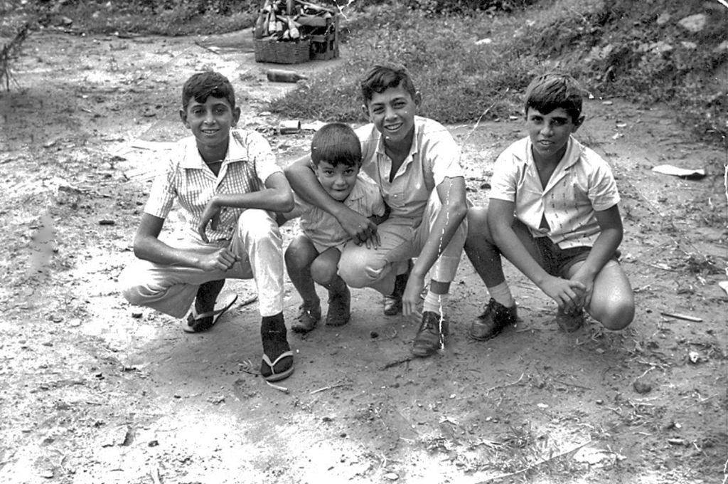 Num ponto qualquer da cidade, no ano de 1966, estes quatro jovens fizeram esta foto para a posteridade. Da esquerda para a direita: João Roberto Cavalcante, que a cidade o conhece como Radar; César Facchini; Paulo Cavalcante, o famoso Caçapa; e Luiz Antonio Facchini. A foto pertence ao álbum de família de Paulo Caçapa.