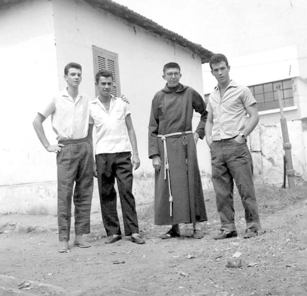 Casa Paroquial -Uma foto da década de 60, colhida no quintal da Casa Paroquial. A partir da esquerda: Itagiba, Vevé (jogador da AA Votuporanguense), Frei Arnaldo Maria de Itaporanga e o jogador Palácio ( da equipe da AA Votuporanguense).