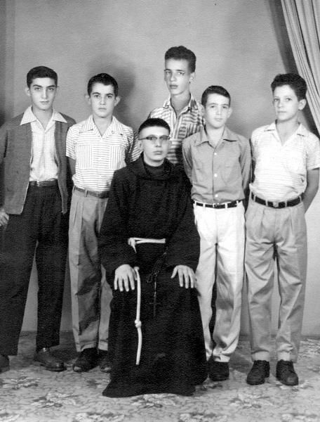 Grupo de Jovens - Frei Arnaldo foi o padre da juventude. Nesta foto de setembro de 1958, colhida pelas lentes do fotografo Takeo Sato - Foto Votuporanga, aparecem da esquerda para a direita: José Carlos Corradi, Luiz Carlos Escudeiro, Frei Arnaldo, Julinho Barbieri, Édison Cóculo Martins (Baiano) e José Antonio Garcia de Carvalho (Palestra).