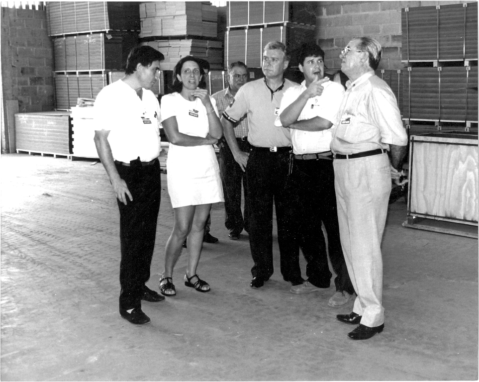 Nos anos 80 e 90, a indústria de móveis Davanço, instalada na avenida Brasil com a 9 de julho, era apresentada para as autoridades visitantes em vista da expressão que representava para o novo Parque Industrial. Nesta foto, um grupo do Lions Clube de Votuporanga levou o então governador do Distrito LC-6, Antonio Domingos Andriani (de Ribeirão Preto) para conhecer as instalações. Aparecem na foto Antonio Brito Figueiredo e esposa Maria Cantoia, o saudoso José Delgado, o governador, Marco Antonio Parisi (da empresa Davanço) e Joaquim Neves.