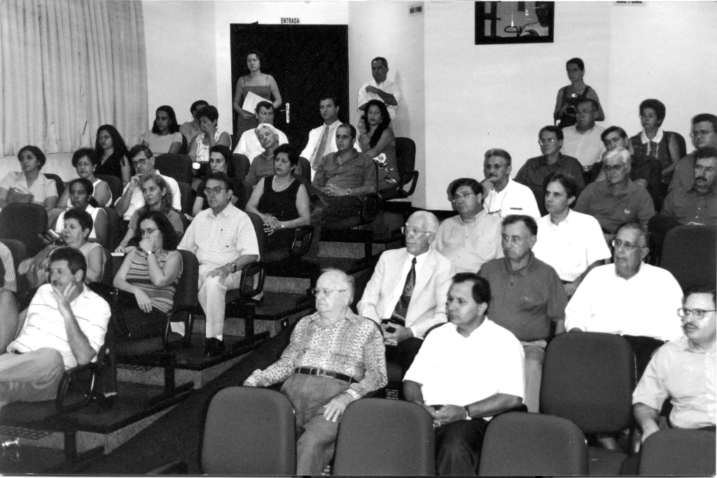 A foto mostra o auditório da Fundação Educacional de Votuporanga. Aparecem em primeiro plano, entre outros, o saudoso médico Miguel Gerosa ao lado de Oscar Guarizzo e Dr. Osny Marchi. Na fileira de cima, Orlando Beretta ao lado do então presidente da AIRVO, Carlos de Prosdocimi, e o presidente do Sindicato Rural, Juvenal Domingos Martins Lopes. Dezenas de pessoas representativas da sociedade acompanharam o ato.