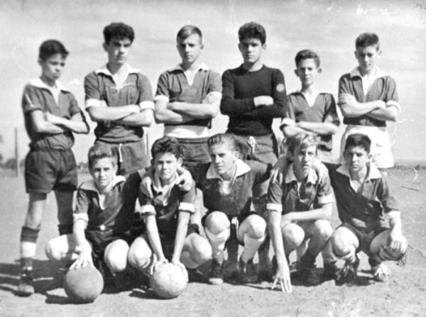 Palmeirinha dos anos 60 - Esta é a equipe do Palmeirinha de Votuporanga que marcou presença no Campeonato Infanto-Juvenil dos anos 60. Da esquerda para a direita, de pé: Tim, Paulo Afonso Souza Pinto (Teco), Zezo Ferrari, Roberto, Kidão e Zé da União. Agachados: Octavinho Viscardi, Beto Mazaferro, Roberto, Nílson Barbieri (Melão) e Anésio Reganin. A foto pertence ao Zé da União e nos foi encaminhada pelo Anésio Reganin.