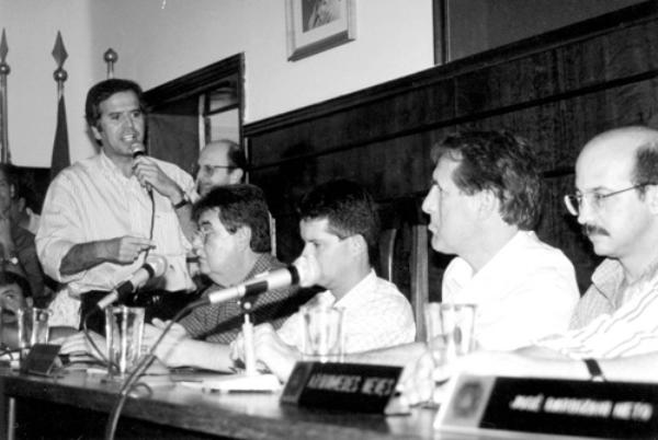 Encerrando carreira - José Nélson Chino Bolotário cansou da vida pública. Na semana passada ele pediu exoneração do seu cargo de assessor de gabinete na Prefeitura. Diz que não tem mais pretensão politica. Nesta foto de 1998 ele aparece no auge da sua vida política quando ocupou a presidência da Câmara Municipal. Entre outros aparecem na foto o deputado Edinho Araujo (discursando) e o lider do PMDB ex-governador Orestes Quércia e João Dado. A foto é do arquivo do jornal.