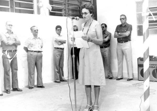 O discurso da Presidente do CS - A foto é de um ato inaugural no Centro Social de Votuporanga. Na oportunidade discursa para as autoridades a então presidente da entidade, senhora Diva Blundi Frederico. No fundo, aparecem entre as autoridades, o Coronel Cláudio Manoel Romeiro Junior, o comerciante João Santaella e o ex prefeito João Antonio Nucci. A foto é do arquivo do Centro Social de Votuporanga. 