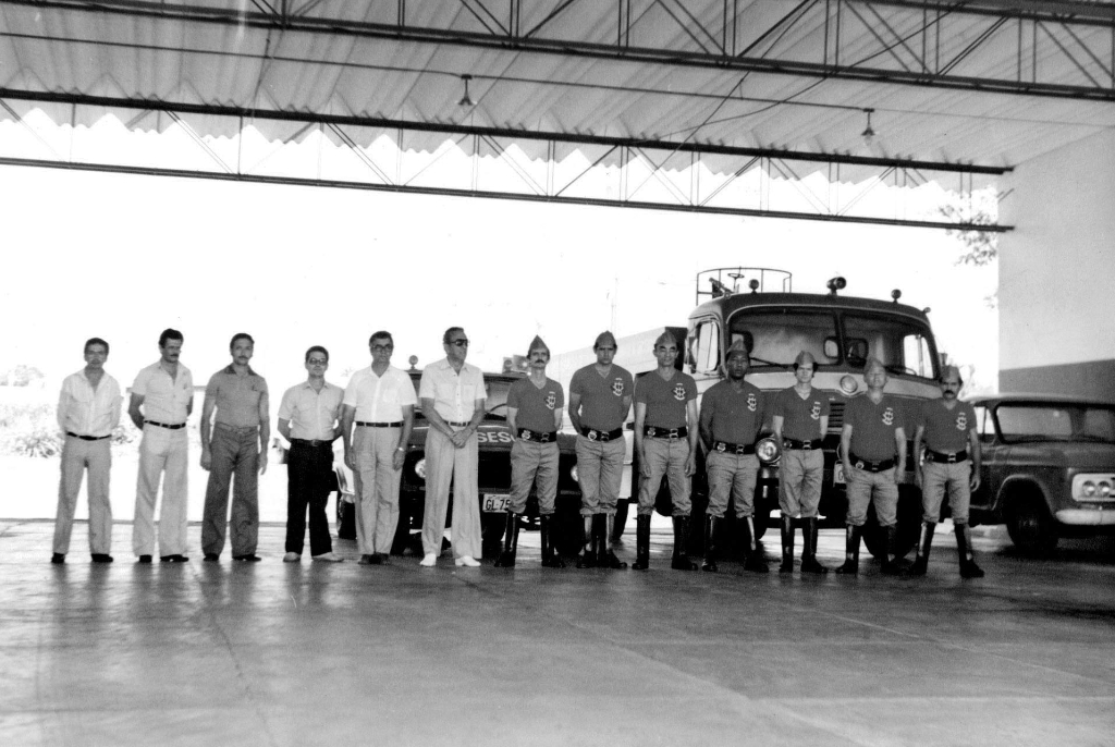 Neste ato, em 1981, o então prefeito João Antonio Nucci, entregava solenemente os uniformes para a corporação do extinto SESCI - denominação do Corpo de Bombeiros Municipal. A partir da direita: Manoel (motorista), Guilherme (motorista), Pedro Quinalha (eletricista), Rubens Munhós Teno (secretário municipal), Antonio Guerche (encarregado do almoxarifado), João Nucci (prefeito) e os bombeiros: Mauro Marques (encarregado da corporação), José Augusto, Gerson, Bira, Valdecir, Nichida e Rivelino. A foto é do arquivo pessoal de Mauro Marques