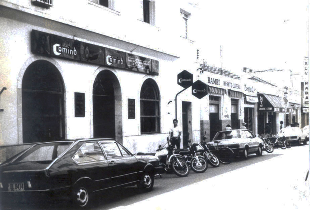 Na foto, um aspecto da rua Amazonas nos anos 70. Destaque para o Banco do Comércio e Indústria, o Comind, que foi uma referência como estabelecimento de crédito em Votuporanga. Muitos profissionais bancários fizeram carreira no Comind que também se destacava pela sua forte equipe de futsal que levantou muitos títulos no tradicional Campeonato Bancário da cidade. No prédio do antigo Comind hoje está o HSBC.