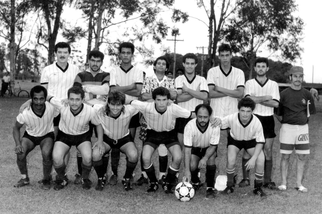 Esta foto é de 1990 num jogo disputado na Fazenda Boa Vista, entre o Fluminense do bairro das Paineiras e a representação da Boa Vista. Veja quem são os jogadores, conferindo a partir da esquerda, de pé: vereador Silvio Carvalho, Toninho, João, Paulinho Tairacar, Moraes, Edimar, João Botia e Pico Pintor. Agachados: Anísio, Didi do Posto de Molas, Edivaldo, Marcelo, Ivan (Correio) e Baixinho. A foto pertence ao Didi do Posto de Molas