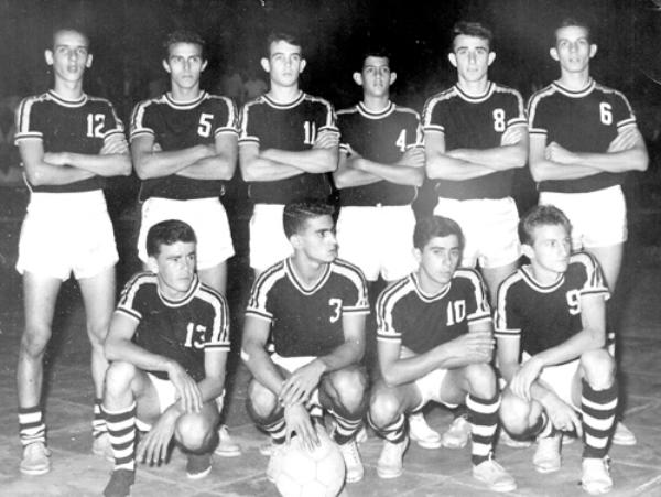 O time da Escola de Comércio “Cruzeiro do Sul” - Anos 60 - Esta é a representação de Bola ao Cesto da Escola de Comércio “Cruzeiro do Sul”, na década de 60, em Votuporanga. Contam que depois desta foto, a bola foi arremessada na quadra e o time da foto derrotou a equipe do Ginásio Estadual por 53 a 50, num jogo de muita torcida. Veja a partir da esquerda, de pé, quem são os atletas: Julinho Barbieri, João Gualberto (Patada), Édison Cóculo Martins (Baiano), Neguinho, Flávio Beloni e Laerte (Vavá). Agachados: José Garcia Martins, Rui Marão, Onofre e Osmar Caldorim. A foto pertence ao álbum de família de Rui Marão.