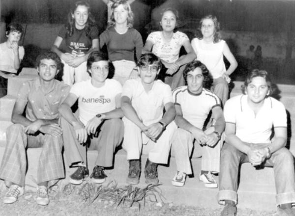 Posse do Grêmio Estudantil - A foto registra os integrantes do Grêmio Estudantil 8 de Agosto, da Escola SAB. Aparecem a Lucélia, Lucibel Schumaher, Elza Yoshida, Lurdinha, Antonio Baleiro, Paulo Roberto Vivo, José Manoel, Mateus Olgado, Antonio Francisco Tomeu, Custódio Atanasi Marinho. A foto é do arquivo da família de José Manoel Olgado.