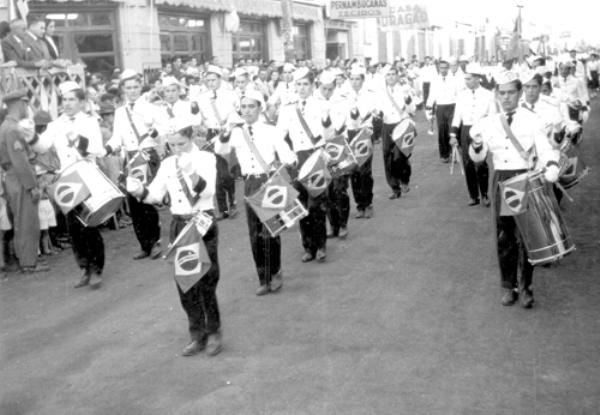 A fanfarra de 1955 - A foto registra o desfile de uma saudosa fanfarra que encantou a multidão por muitas vezes na Rua Amazonas, em 1955. Entre os integrantes da fanfarra aparecem, Vanderlei Rodri-gues, Vanderlei Passoni, Fleury Cecchini e Aureo Ferreira (em memória).