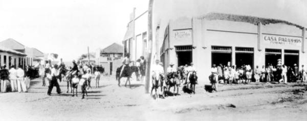 Amazonas com a Goiás, nos anos 40 - Uma famosa esquina central de Votuporanga, na rua Amazonas esquina com a Rua Goiás, defronte o jardim da praça Matriz, ponto de intenso movimento em todos os tempos na história de Votuporanga. Esta foto é de 1940. À esquerda, a visão da Rua Goiás e na porta da casa, dá para identificar o sr. Nassif Miguel e seus filhos. Pela direita da Rua Amazonas, destaque para a Casa Paranhos, do sr. Cecílio Paranhos, fundada originalmente em 1937. O estabelecimento mudou-se mais tarde para a Rua que leva o nome do irmão de Cecício (Rua Padre Paranhos). Hoje no local está o Supermercado Santa Cruz. A foto é do arquivo pessoal da família de Luiz Gonçalves da Silva.