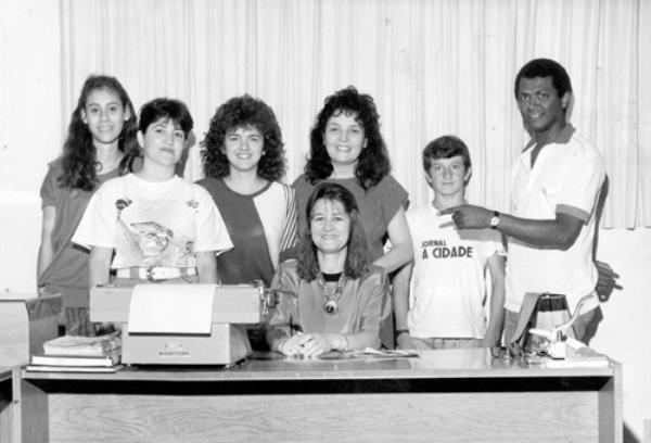  1987: A nossa equipe do jornal - A foto é de 1987. Uma parte da equipe do jornal A Cidade no segundo ano de sua circulação. A partir da esquerda: Alessandra, a colunista social Mara, o pessoal do escritório Elizete (sentada), Elaine e  Doraide, o boy Zezinho,  e o impressor Mexicano. A foto é do arquivo do jornal.