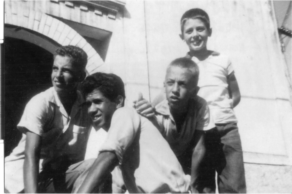 Esta foto foi colhida no ano de 1957, na esquina da rua Sergipe com a Santa Catarina. Trata-se de um encontro de amigos. Confira da esquerda para a direita: Luiz Salermo, Nei Neves, Melão Barbieri e Edu Barbieri. A foto pertence ao arquivo pessoal de Nei Neves