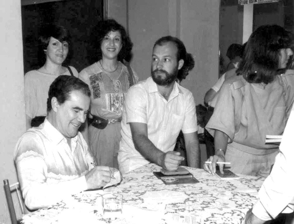 O festejado tribuno espírita Divaldo Pereira Franco sempre foi recebido em Votuporanga com entusiasmo pela comunidade espírita e simpatizantes. Nesta foto, uma das suas visitas à cidade nos anos 70. Aparecem em primeiro plano Divaldo Franco e Divaldinho Mattos. Atrás deles, Célia Zocal e Cecina Grisi
