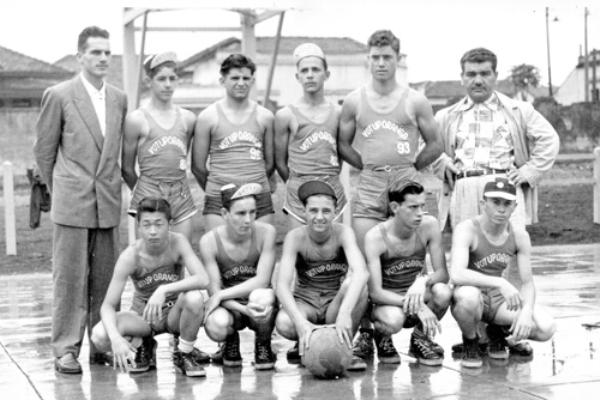 Basquete -1952 - Esta foto é do dia 28 de outubro de 1952 e completará exatos 60 anos. Esses nossos pioneiros já projetavam o nome de Votuporanga no esporte. O cenário é a quadra do GEEN - Ginásio Estadual, na rua Pernambuco, onde hoje está o prédio antigo da Faculdade (Unifev). Veja quem são os personagens, conferindo a partir da esquerda, de pé: Barbosa, Valter Costa, Denizart Vidigal,  Savério Maragno e o diretor da escola Rachid Homsi. Agachados: Shinobu, Jaime Ferreira, José Antonio Maranho, José Galera e Paulo Matta. A foto é do arquivo de família de Rames Cury.\r\n