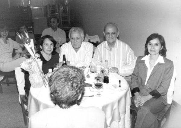 Baile no Votuclube - Nesta foto dos anos 80, o retrato dos componentes de uma mesa que sempre estiveram juntos nos bailes do Votuporanga Clube. Na  esquerda, Maria Antonia e seu marido Rames Cury, acompanhado (ao centro)  pelo médico Joaquim Figueira da Costa. Rames e Joaquim são amigos inseparáveis. Os dois são ex-presidentes que fizeram história na construção da sede e dependências recreativas do Votuclube. No complemento da foto, na direita, Carla de Castro Cury, filha de Rames e Maria Antonia. Esta mesa de baile se repetiu dezenas de vezes com os mesmos personagens, sempre observando o movimento da festa e projetando o próximo evento do clube. 