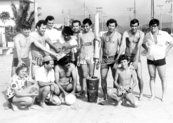 A turma da cesp - Esta foto é do dia 15 de novembro de 1973 e apresenta o pessoal da Cesp numa excursão na cidade de Ocian (Praia Grande). Veja quem são eles. Conferindo da esquerda para a direita, de pé: Benedito Sandrin, João Martins, Luiz Candido, Alvaci Machado Fernandes, José Pedro Nascimento, Mário Antônio Sandrin, José Roberto do Nascimento, Elisiário de Carvalho e Luiz Carlos Murasse. Agachados: Ewerton, Luiz Poloni, Hitoxi, Fukamoto, Alcidão e Alcides Brunini. A foto pertence ao álbum da família de Luiz Carlos Murasse.