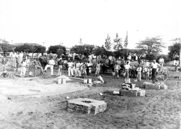 Canteiro de obras da matriz - É como se fosse um mutirão. Pedreiros, serventes, voluntários, gente devota de Nossa Senhora, carrinheiros que buscaram areia sem cobrar nada, pessoal da cidade e da lavoura. A igreja Nossa Senhora Aparecida de Votuporanga, um dos mais belos projetos arquitetônicos de santuário, foi erguida pela fé de um povo. A obra teve início nos anos 50 e envolveu toda comunidade católica. Esta foto registra o momento da construção das bases do novo templo religioso. Nosso colaboladores não conseguiram identificar os personagens da foto. São pessoas simples, anônimas, movidas por um sentimento cristão.