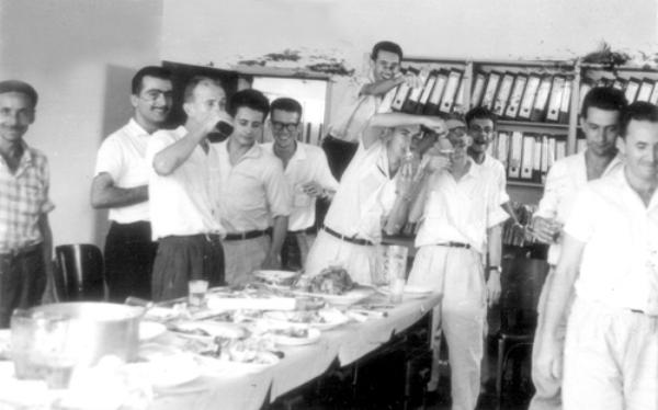 Festa no Bradesco em 1961 - Esta foto é de uma festa de confraternização de fim de ano no Banco Brasileiro de Descontos - Bradesco, agência de Votuporanga. Consta uma data no verso da foto de que ocorreu em 30 de dezembro de 1961. Da esquerda para a direita, foram identificados: João (zelador), Mamcud Jabler, Alcides, Luiz, Laert Megiani, Antônio de Souza Sampaio, Antônio de Lima (Liminha), Domingos Pignatari, Valdecir Serafim de Queiróz, Ador de Almeida e Valdemar Benini. A foto é do arquivo pessoal de Laert.