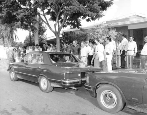 A chegada do Maluf - Quando governador de São Paulo, Paulo Maluf foi na casa do prefeito João Antonio Nucci, na rua Mato Grosso (próximo da sede da Unimed atual). As lideranças politicas da cidade correram para o local e ofereceram uma calorosa recepção. Mas o governador queria autorização do Prefeito (e da Câmara) para transformar a Saev em Sabesp. A resposta foi não. Na foto o momento da chegada do governador.