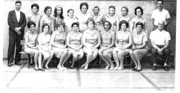 As professoras do Uzenir - Esta foto dos anos 60 apresenta o corpo docente do primeiro período do então Grupo Escolar “Uzenir Coelho Zeitune”. O detalhe é que as professoras estão de uniforme conforme o costume da época. Confira a partir da esquerda, de pé: Prof. Benedito de Oliveira, Ana Marta Leva, Eliete Blundi, Heloisa Mazoni Zeitune, Romilda Terreri Mor, Lídia Garrido Martinelli, Ormesinda Jatobá, Anita Liévana de Camargo, Ciluca Novaes Campos, Maria Lígia Bertoncini Leite e Dr. Dirceu (o dentista da escola). Sentadas: Vilma Donadio Regiane,Clary Brandão Bertoncini, Janete Soares, Hercina Marão Duarte, Maria Aparecida Bolzan Bereta, Marta Carvalho,Vera Ramalho Sanches, Terezinha Tannury Ayres, e Dr. Luiz Miceli (dentista). A foto é do arquivo pessoal de Terezinha Ayres.