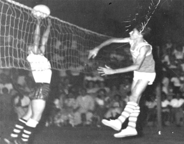 O vôlei dos anos 50 - Antes do Brasil conquistar qualquer medalha no vôlei, Votuporanga já praticava a modalidade. Esta foto é dos anos 50 e registra lance de uma partida envolvendo alunos do Ginásio Estadual frente a Escola do Comércio. Imagine quem são os atletas? Segundo Garcia Martins é quem dá a cortada e quem sobe na rede para a defesa é Rames Cury. Veja ao fundo a quadra do Ginásio lotada pela torcida. 