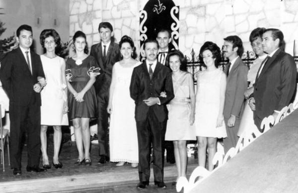 Encontro Social - A foto é dos anos 70. Pelo cenário, o encontro deu-se no Votuporanga Clube, em  Baile de Gala. Veja quem são as personalidades conferindo da esquerda para a direita: Manoel Anzai e Ivanilde, dr. João Roberto Poiani e Leninha, Wanda e dr. Joaquim Figueira da Costa, Rames Cury e Maria Antonia, dr. Aldemir Sanches e Rosa Carmona, dr. Hermínio Sanches e Maria Célia.Um tempo de elegância e tradição dos grandes bailes do Votuclube.