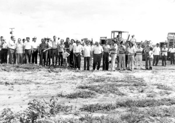 Terraplanagem do Frigorífico - Acionistas, autoridades e diretoria do Frigorífico 4 Rios prestigiaram o início das obras de terraplanagem em 1971. A foto registra o momento em que as máquinas se aproximam e aguardam a ordem para dar início aos trabalhos de construção. Na esquerda, o radialista Luiz Rivoiro entrevista o diretor presidente do empreendimento Nasser Marão e a sua fala é acompanhada atentamente pelo então prefeito Luiz Garcia De Haro, o presidente do Sindicato Rural, Herculano Beretta e Salvador Castrequine, entre outras personalidades da época. O Frigorífico 4 Rios foi uma obra que motivou a cidade como acontece hoje, com o anúncio da construção do shopping.