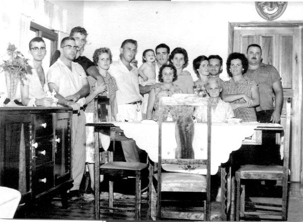 Um encontro das famílias Parreira e Bianchini nos anos 60. Não conseguimos identificar quem são as crianças,mas apontamos os adultos. Confira da esquerda para a direita, de pé: Arnaldo Xavier da Silva, Edier, Antonio César Bianchini  (Toninho), Maria Aparecida Pimenta Bianchini e marido Roberto Bianchini, Elisa e Lourival Camilo, Alice e João Parreira, Rita e Roldo Bianchini. Sentadas: Laura Duarte Bianchini e Carmem Parreira Duarte. A foto é do arquivo pessoal de Arnaldo Xavier da Silva.