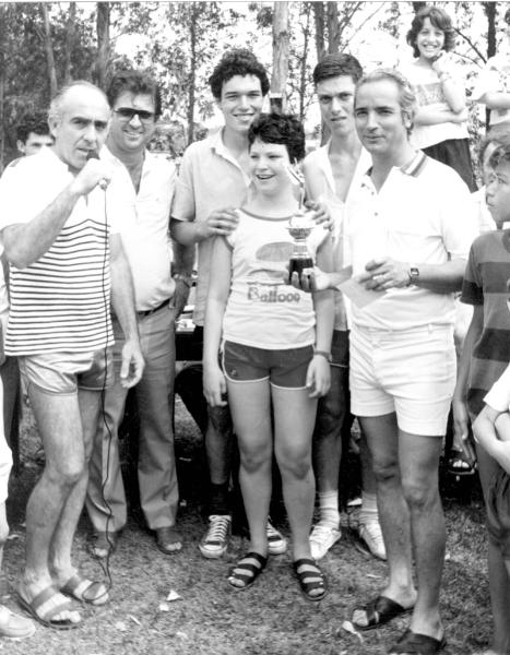 A foto é de 1º de setembro de 1985. Da esquerda para a direita: Sebastião De Haro, Waldir Aparecido Petenucci, Vinicius Comar, Deborah Comar ,Rogério Comar, o então presidente do Assary Avelino Trovó e Cristiane Moretti. Trata-se do ato de premiação no Festival de Pipas e Papagaios. Os Comar levaram o prêmio de “Maior Pipa”. A foto é do album de Rogério Comar.