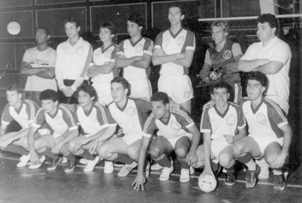 Futsal - Um time de futebol de salão dos anos 80. Confira a partir da esquerda, de pé: Mexicano, Alexandre, Rafael, Jorge, Adierso, Márcio e Haroldo Pousa Paes. Agachados: Medalha, Cabreira, Aritana, Paulo, Tropê, Miltinho e Nininha. A foto nos foi enviada pelos familiares do saudoso Mexicano. \r\n