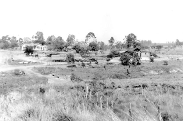 A olaria - Nesta foto do votuporan-guense dr. Pedro Clóvis Nogueira uma vista de uma área acima do Cemitério Municipal onde localizava-se a olaria e residência do pioneiro Germano Robach. Hoje é o prolongamento da Avenida da Saudade com o pomposo nome de avenida República do Libano e o jardim Monte Alto. Antes era a estrada rural que seguia rumo a propriedade da família Cavalari, segundo relata o dono da foto.