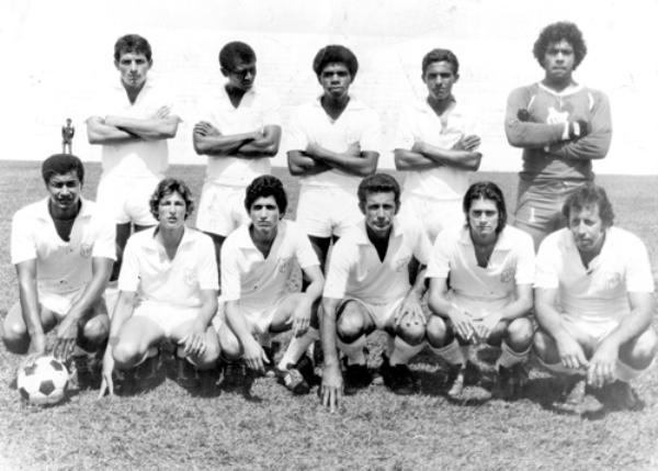 Ferroviária E.C. - Esta é a equipe do Ferroviária E. C. A boa equipe do Bairro da Estação, que marcou temporada no esporte amador da cidade nos anos 70 e 80. Segundo registro, o time perfilado na foto é dos anos de 1976/77. A foto chega a nossa redação, enviada pelo Fabinho Mexicano. mas não temos a  identificação dos jogadores. Se alguém puder ajudar, entre em contato com a nossa redação.\r\n