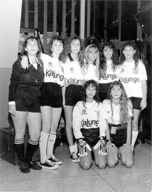 As corinthianas - A foto é dos anos 90. Trata-se de uma equipe feminina de futebol de salão com o uniforme do Corinthians, encaminhada para a nossa redação.  Infelizmente, não conseguimos o nome das jogadoras. Se alguém souber identificá-las, por favor entre em contato. 