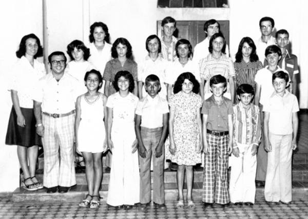 1ª Comunhão - A foto é de 1975. Aparece o grupo da 1ª Comunhão  na Igreja Matriz Nossa Sra. Aparecida. Veja  a partir da esquerda: Irmã Reginalda, Frei Tarcisio Leite, Sonia Bolotário, Edna Procópio, Elia Procópio, Jane Novo, Adiel, Vera Novo, Frei Ismael Matignago, Ana Novo, Neusa Maria Greco,  Dionisio Grecco, Walter e Natal Nascimento. Na primeira fila: (?), (?), Wanderley, Maria de Fátima Greco, Odair Arado, Luiz Carlos Grecco e José Reinaldo Arado. A catequese do grupo foi na Escola da Cabeceira do Bonito. A foto pertence ao Luiz Carlos Greco.\r\n