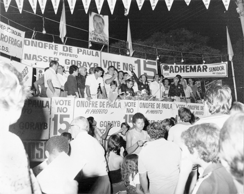 Comício na Concha - Eleição de 1982. Onofre de Paula era o candidato a prefeito e Nasser Gorayb o vice. Reynaldo de Barros era o candidato a governador de São Paulo. Aparecem neste palanque também os candidatos a vereador: Antonio Pagliarani, Abilio Calille, Alzimiro Brantis, Roberto Bianchini, Andr